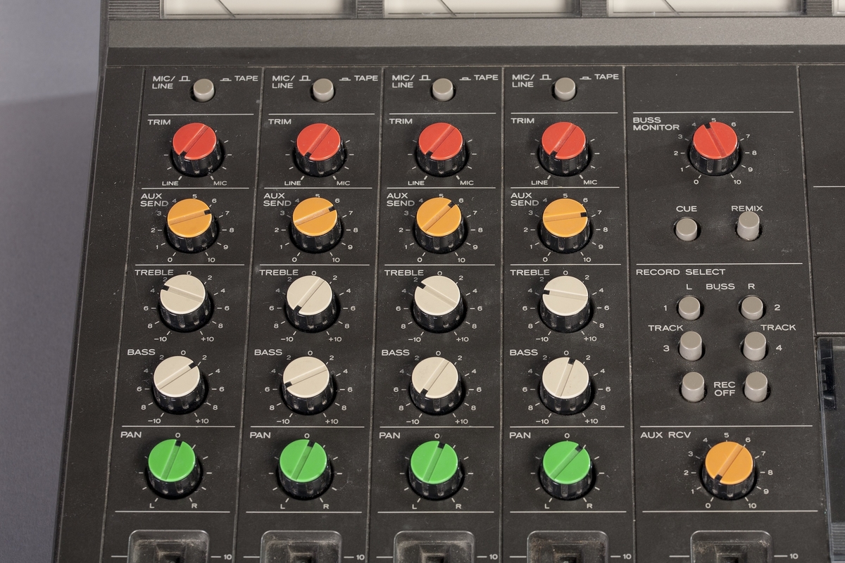 4-spors analog båndopptaker med Dolby B støyreduksjon. Inneholder ekko og andre effekter. Simul-Sync hode muliggjør playback og opptak samtidig. Portastudioet har individuell EQ og panorering for hver kanal.