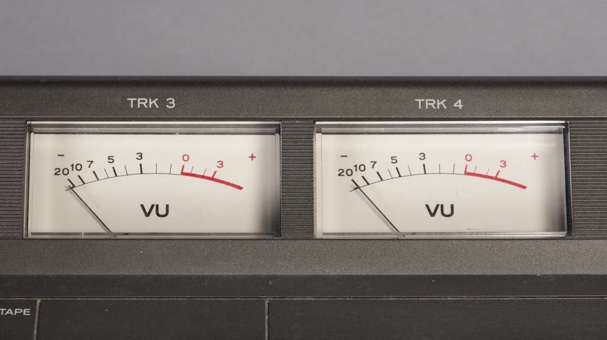 4-spors analog båndopptaker med Dolby B støyreduksjon. Inneholder ekko og andre effekter. Simul-Sync hode muliggjør playback og opptak samtidig. Portastudioet har individuell EQ og panorering for hver kanal.