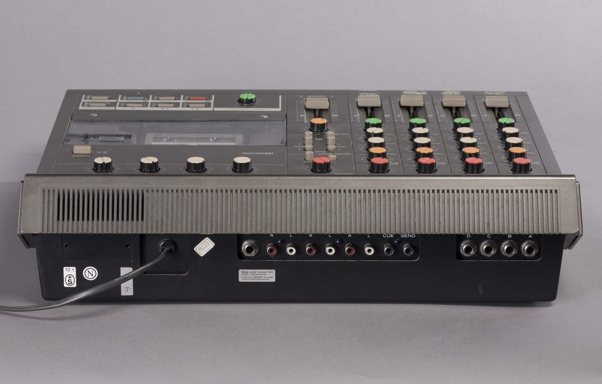 4-spors analog båndopptaker med Dolby B støyreduksjon. Inneholder ekko og andre effekter. Simul-Sync hode muliggjør playback og opptak samtidig. Portastudioet har individuell EQ og panorering for hver kanal.