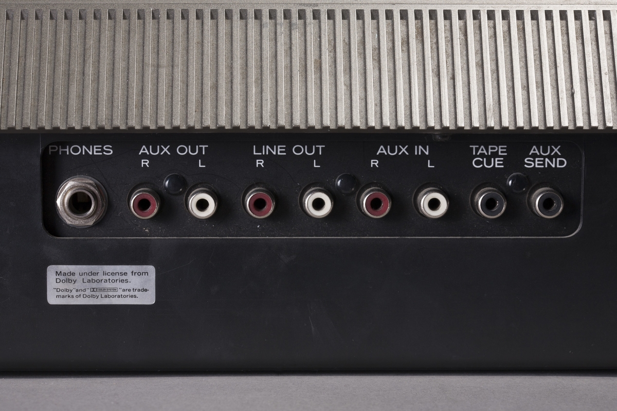 4-spors analog båndopptaker med Dolby B støyreduksjon. Inneholder ekko og andre effekter. Simul-Sync hode muliggjør playback og opptak samtidig. Portastudioet har individuell EQ og panorering for hver kanal.