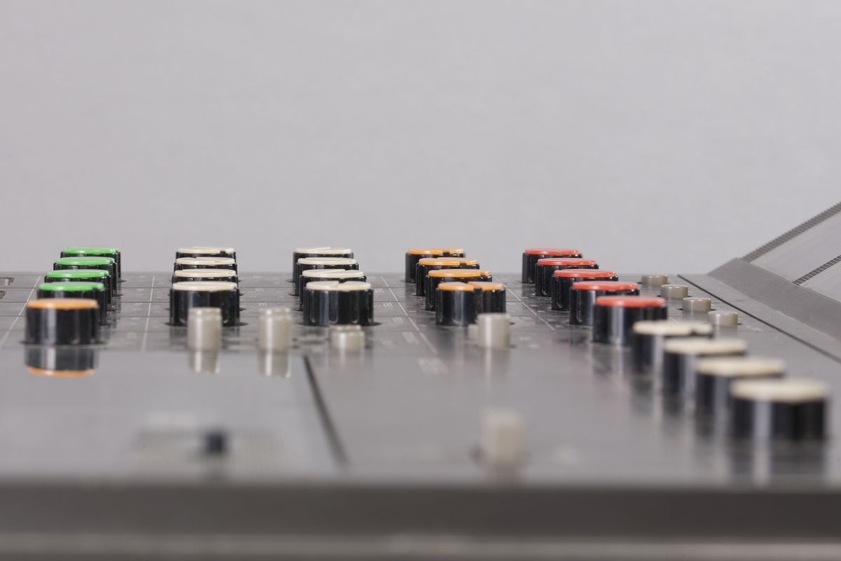 4-spors analog båndopptaker med Dolby B støyreduksjon. Inneholder ekko og andre effekter. Simul-Sync hode muliggjør playback og opptak samtidig. Portastudioet har individuell EQ og panorering for hver kanal.