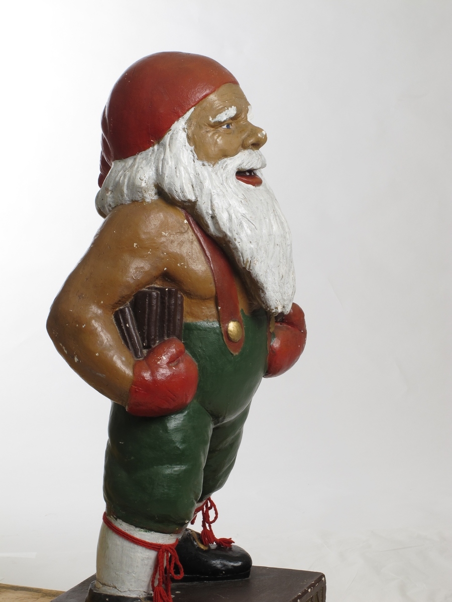 Julenisse med sjokoladeplate på venstre arm.