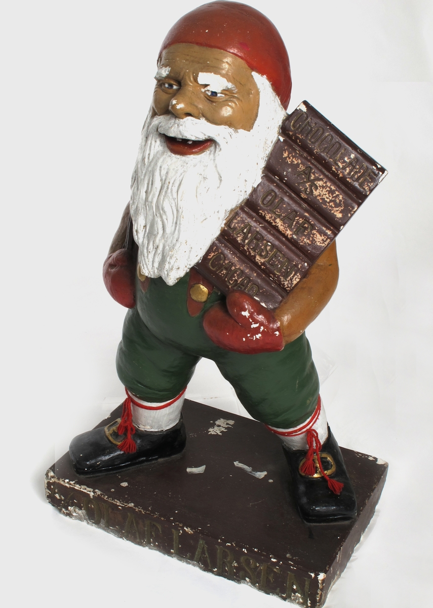 Julenisse med sjokoladeplate på venstre arm.