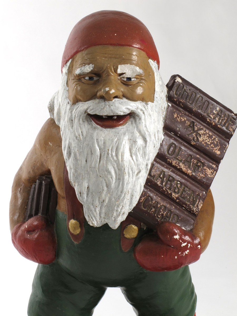 Julenisse med sjokoladeplate på venstre arm.