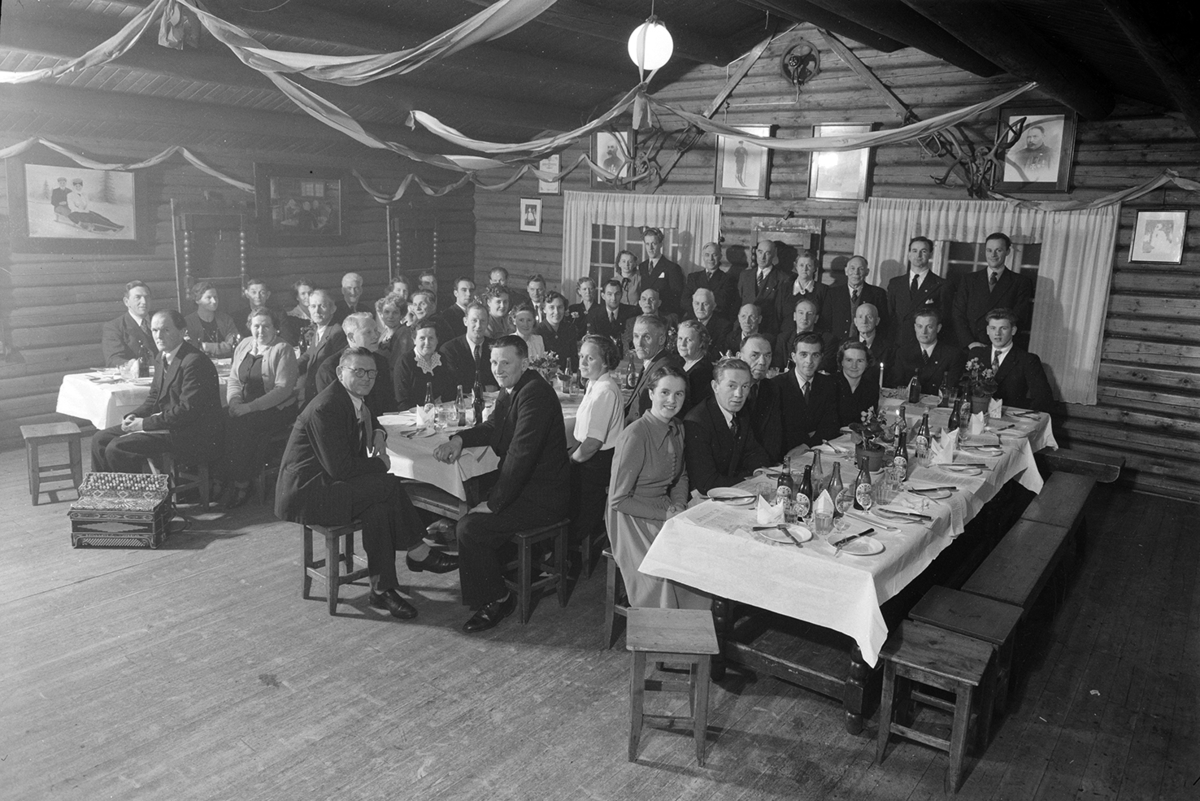 Hamar mur og murarbeidere, Hamar. Gruppe 60, foreningens 45 års jubileum festmiddag på Gubbestua, festbord