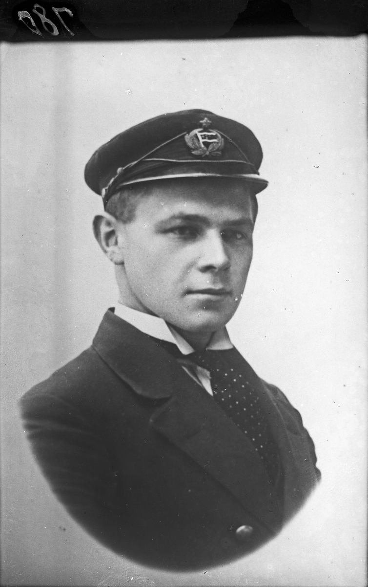 Reprofotografert portrett av en ung mann i uniform. Bestilt av Fagerland.