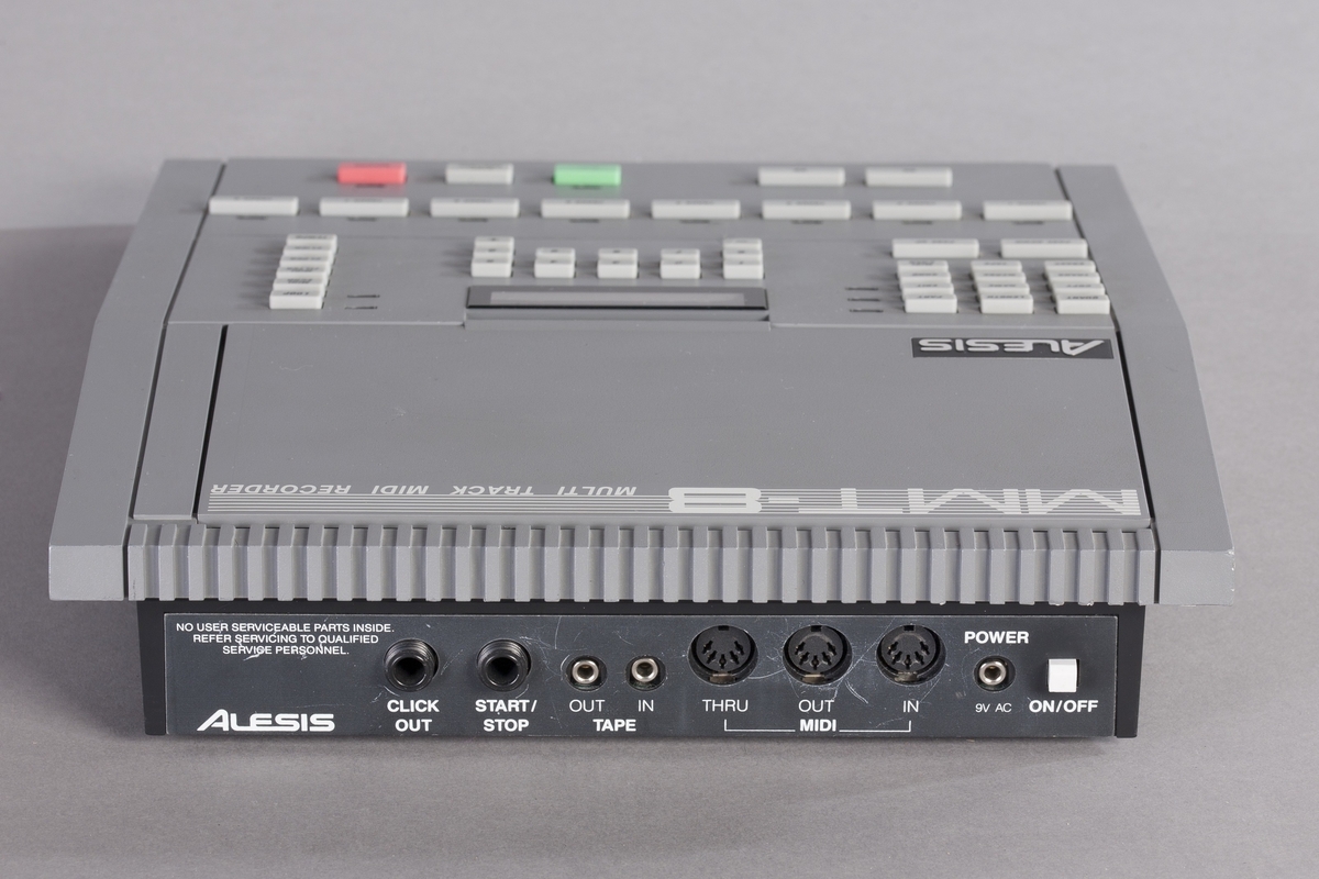 Sequenceren er implementert i en elektronisk innretning (hardware) og benytter MIDI. Sequenceren brukes til å gjøre opptak, redigere eller legge inn toner ("songs") og rytmemønstre manuelt. Den har 100 innebygde av hver. Sequenceren kan avspille åtte spor simultant, som en åttespors båndopptaker. Hvert spor kan igjen lagre 16 kanaler med MIDI-informasjon. Sequenceren har inngang for integrasjon med eksterne MIDI-baserte instrumenter.