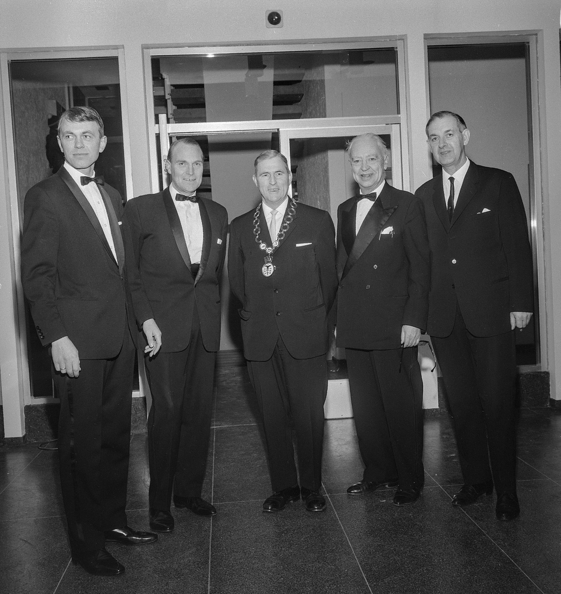 Hamar, Torggata 91, Sagatun kino, åpningsdagen 05.01.1968. Inviterte gjester, fra venstre: arkitekt Arne Traaseth Børresen fra Finn Poppes arkitektkontor, kinosjef Tor Kløvstad, ordfører Kristian Gundersen, advokat Borger Lenth, og antatt kinostyrets formann Paul Frilseth og formann i kinoens byggekomite,