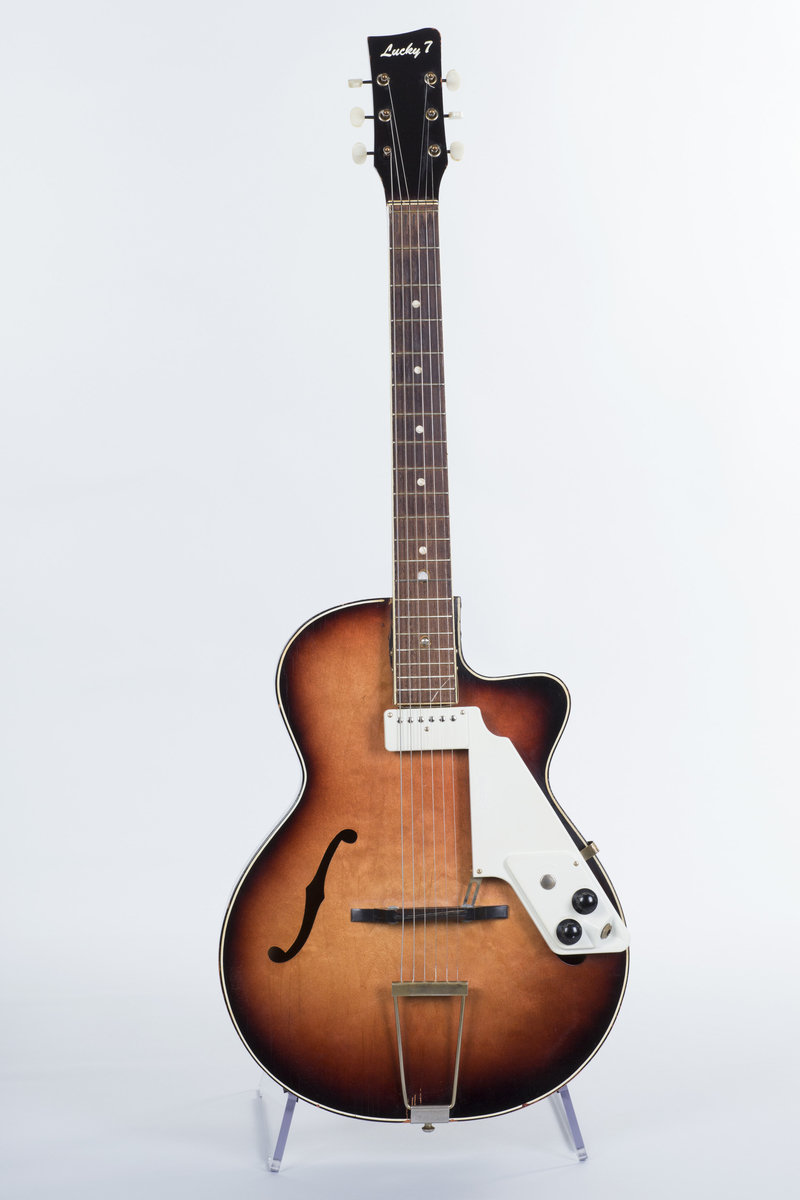 Gitar med enkel cutaway og hul kropp (hollow body), lakkert i Sunburst-finish. Påmontert kombinert pickup og plekterbrett med kontrollere for volum og tone.