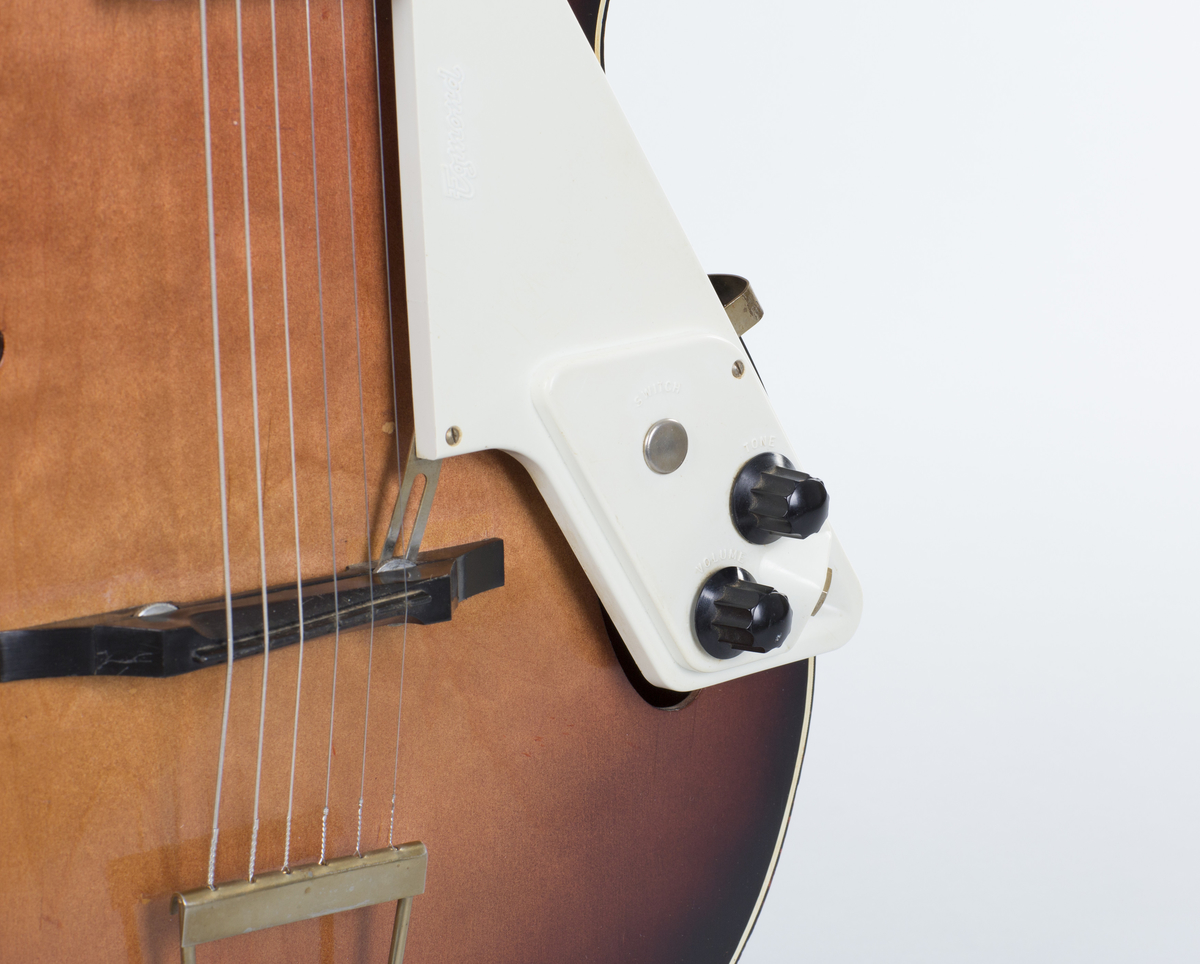 Gitar med enkel cutaway og hul kropp (hollow body), lakkert i Sunburst-finish. Påmontert kombinert pickup og plekterbrett med kontrollere for volum og tone.