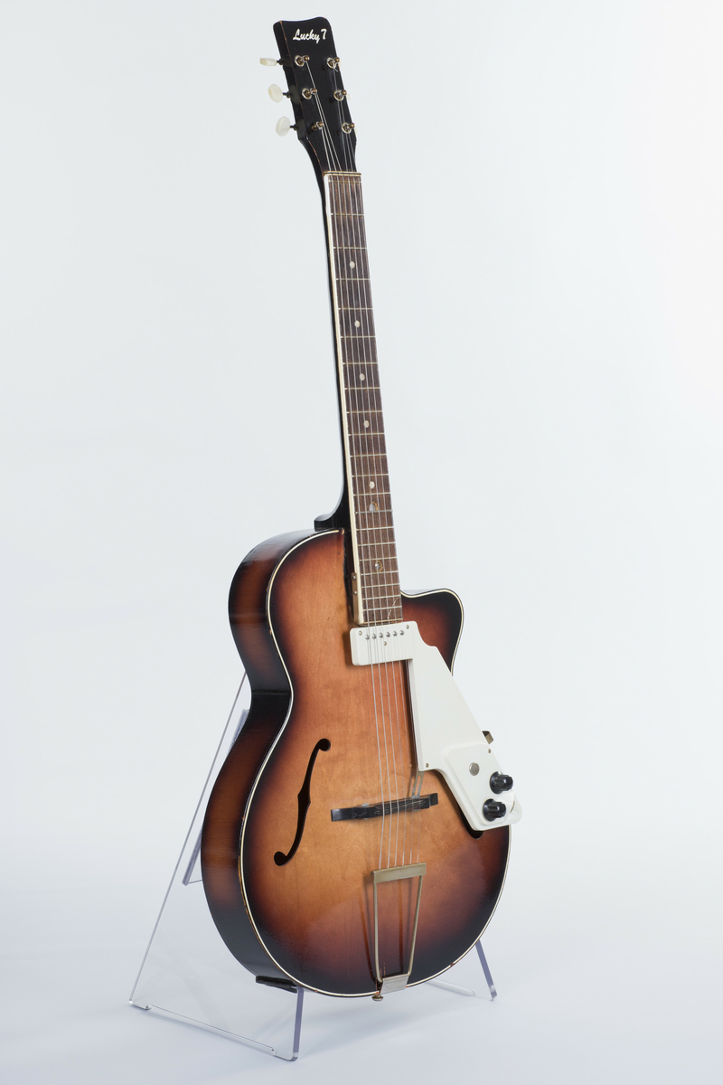 Gitar med enkel cutaway og hul kropp (hollow body), lakkert i Sunburst-finish. Påmontert kombinert pickup og plekterbrett med kontrollere for volum og tone.