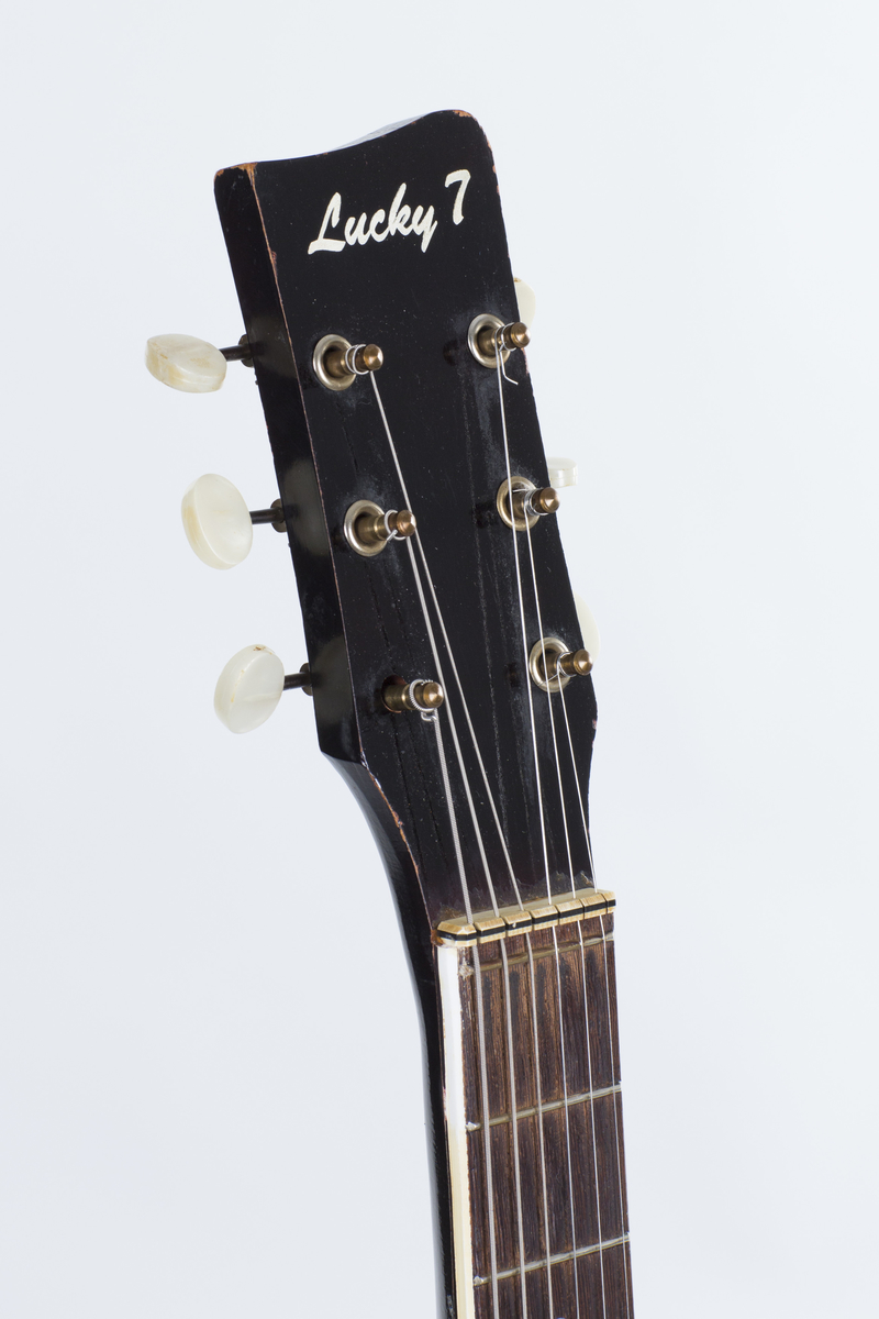 Gitar med enkel cutaway og hul kropp (hollow body), lakkert i Sunburst-finish. Påmontert kombinert pickup og plekterbrett med kontrollere for volum og tone.
