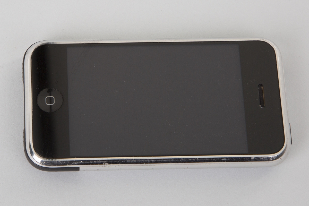 8GB internt minne. Samsung S5L8900 CPU. 400 MHz CPU-hastighet. 128MB RAM. 320x480px skjermoppløsning. GSM. 802.11b/g WiFi. 2.0+EDR Bluetooth.
