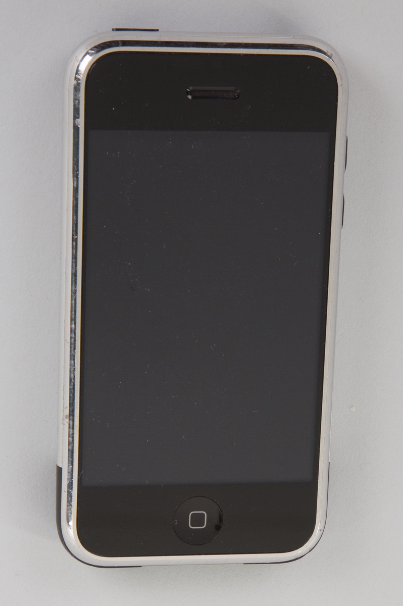 8GB internt minne. Samsung S5L8900 CPU. 400 MHz CPU-hastighet. 128MB RAM. 320x480px skjermoppløsning. GSM. 802.11b/g WiFi. 2.0+EDR Bluetooth.