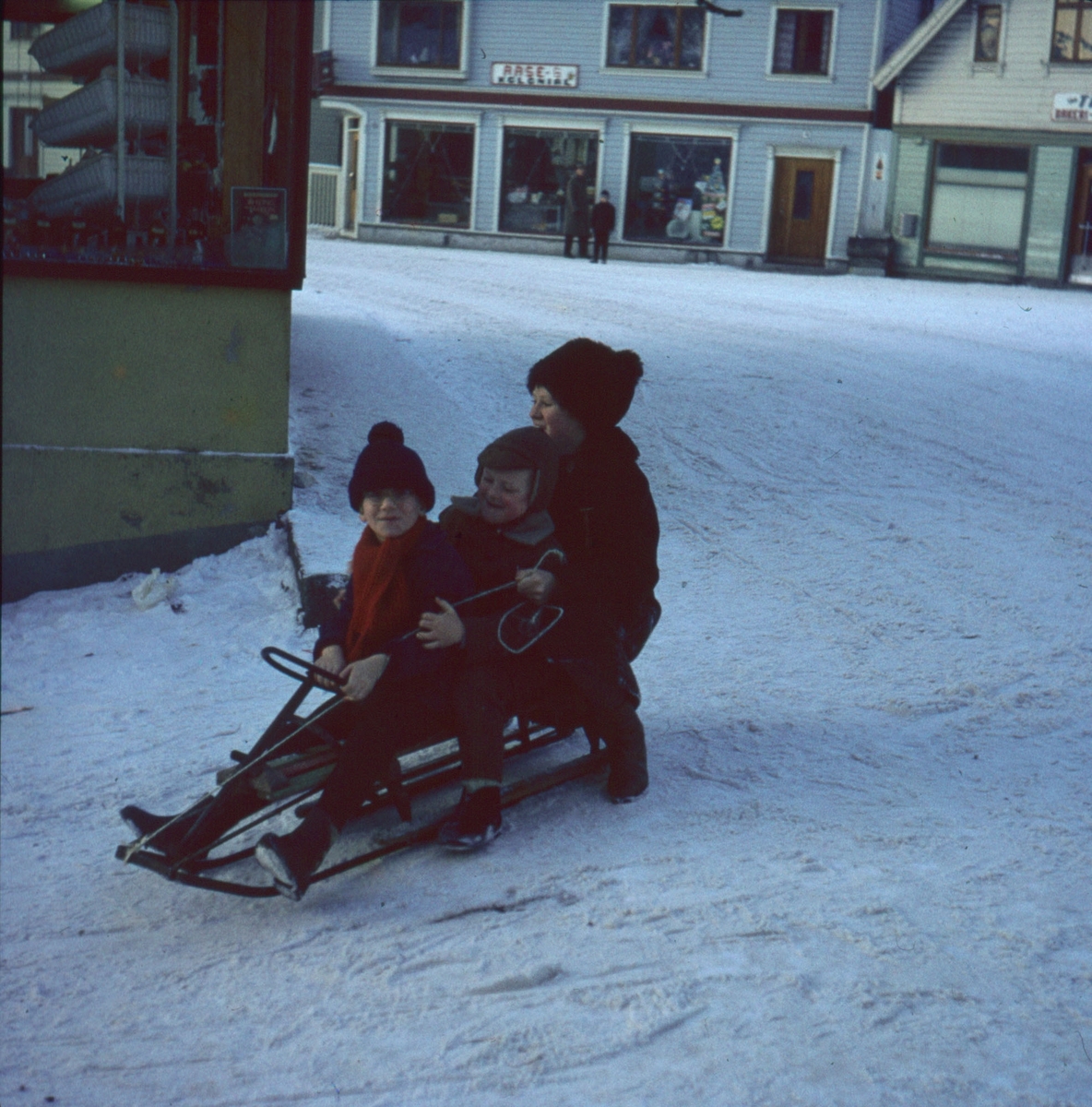 Tre barn på rattkjelke i Nyeveien i Egersund