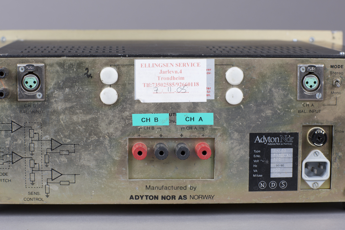 Effektforsterker med utgangseffekt på 2 x 160 watt.