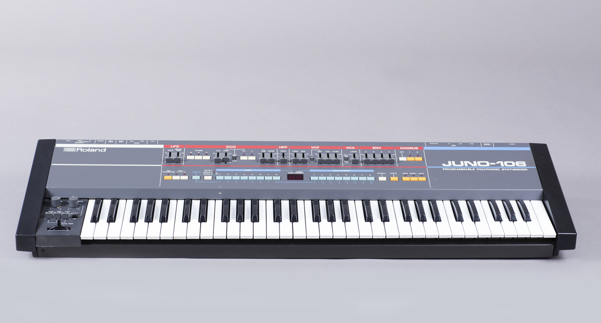 Hybrid polyfon synthesizer med analoge funksjoner og MIDI. Seks stemmer kan spilles av samtidig, 61 tangenter. 1 DCO (digitally controlled oscillator) pr stemme. Innebygd chorus.