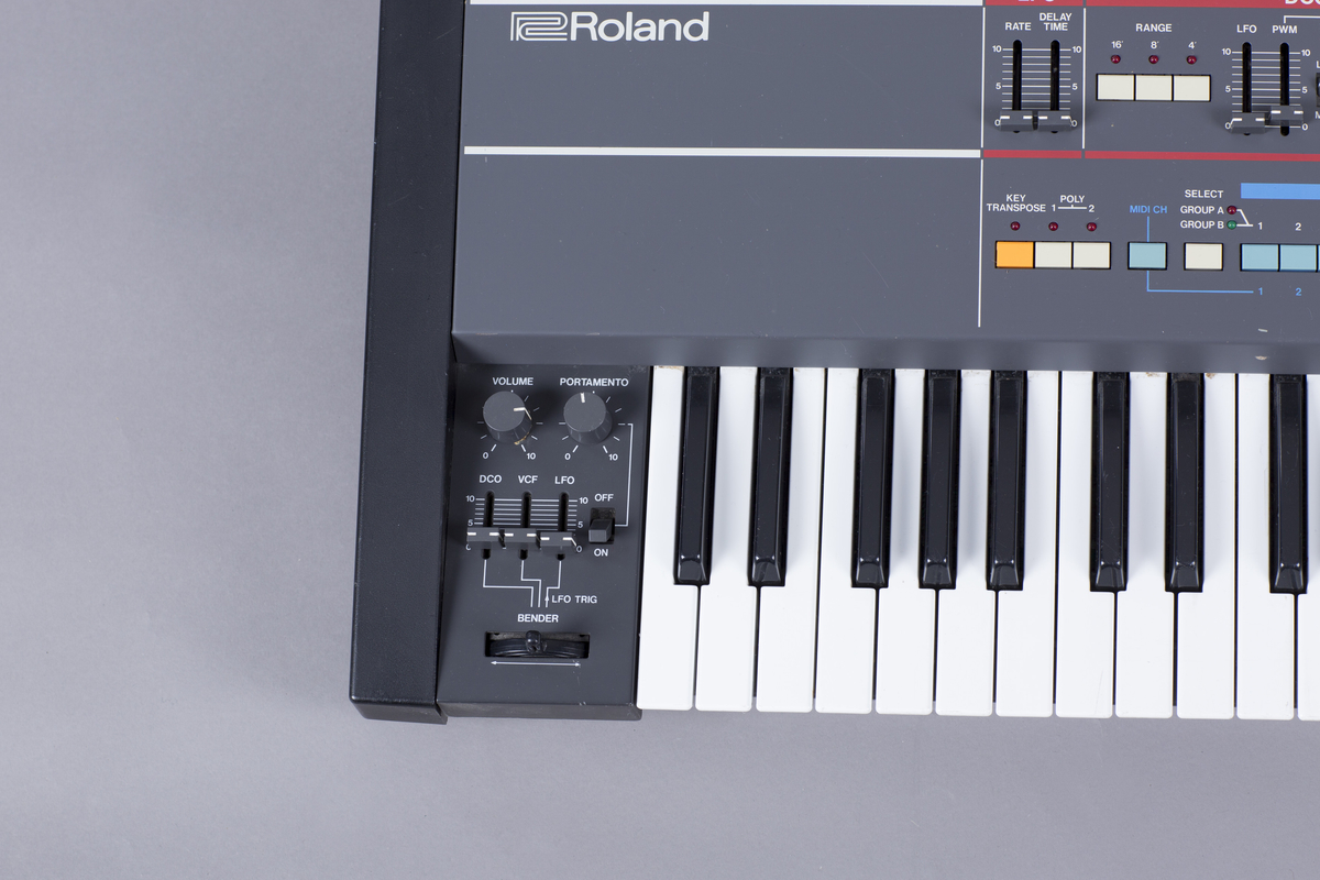 Hybrid polyfon synthesizer med analoge funksjoner og MIDI. Seks stemmer kan spilles av samtidig, 61 tangenter. 1 DCO (digitally controlled oscillator) pr stemme. Innebygd chorus.