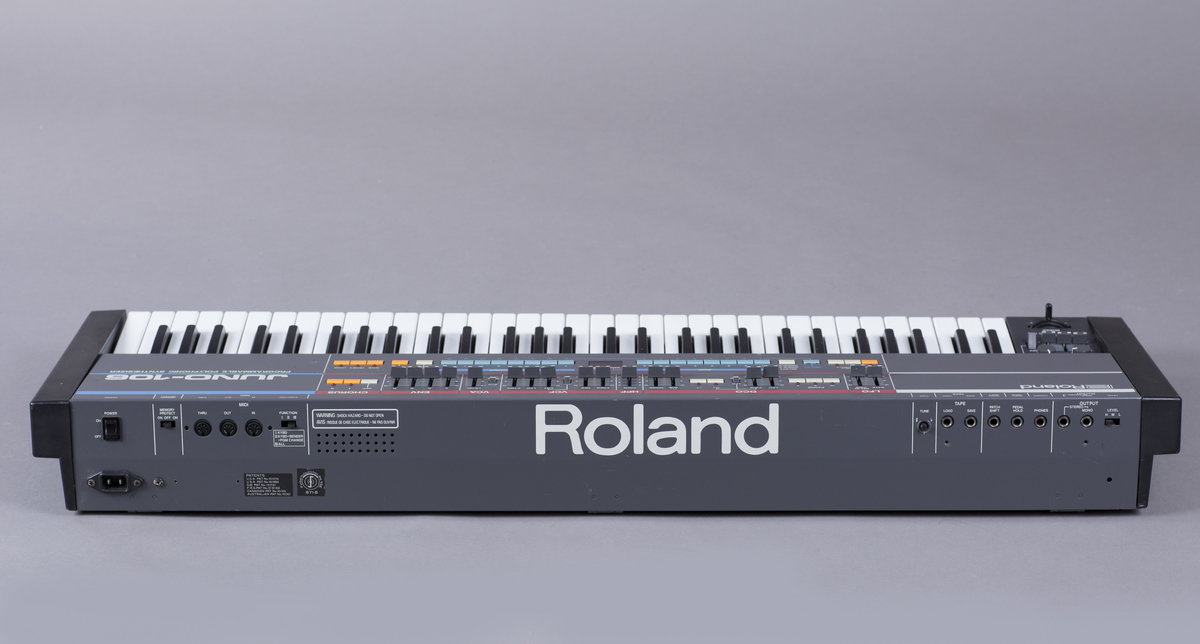 Hybrid polyfon synthesizer med analoge funksjoner og MIDI. Seks stemmer kan spilles av samtidig, 61 tangenter. 1 DCO (digitally controlled oscillator) pr stemme. Innebygd chorus.