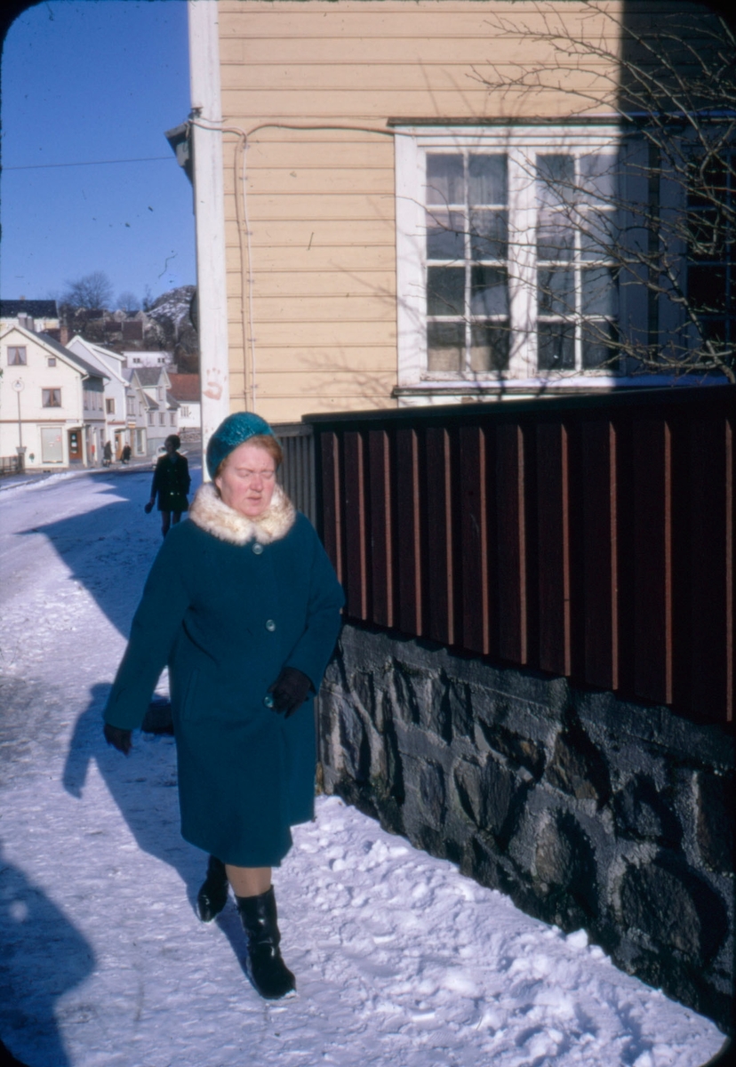 En vinterkledd dame i Elvegaten i Egersund