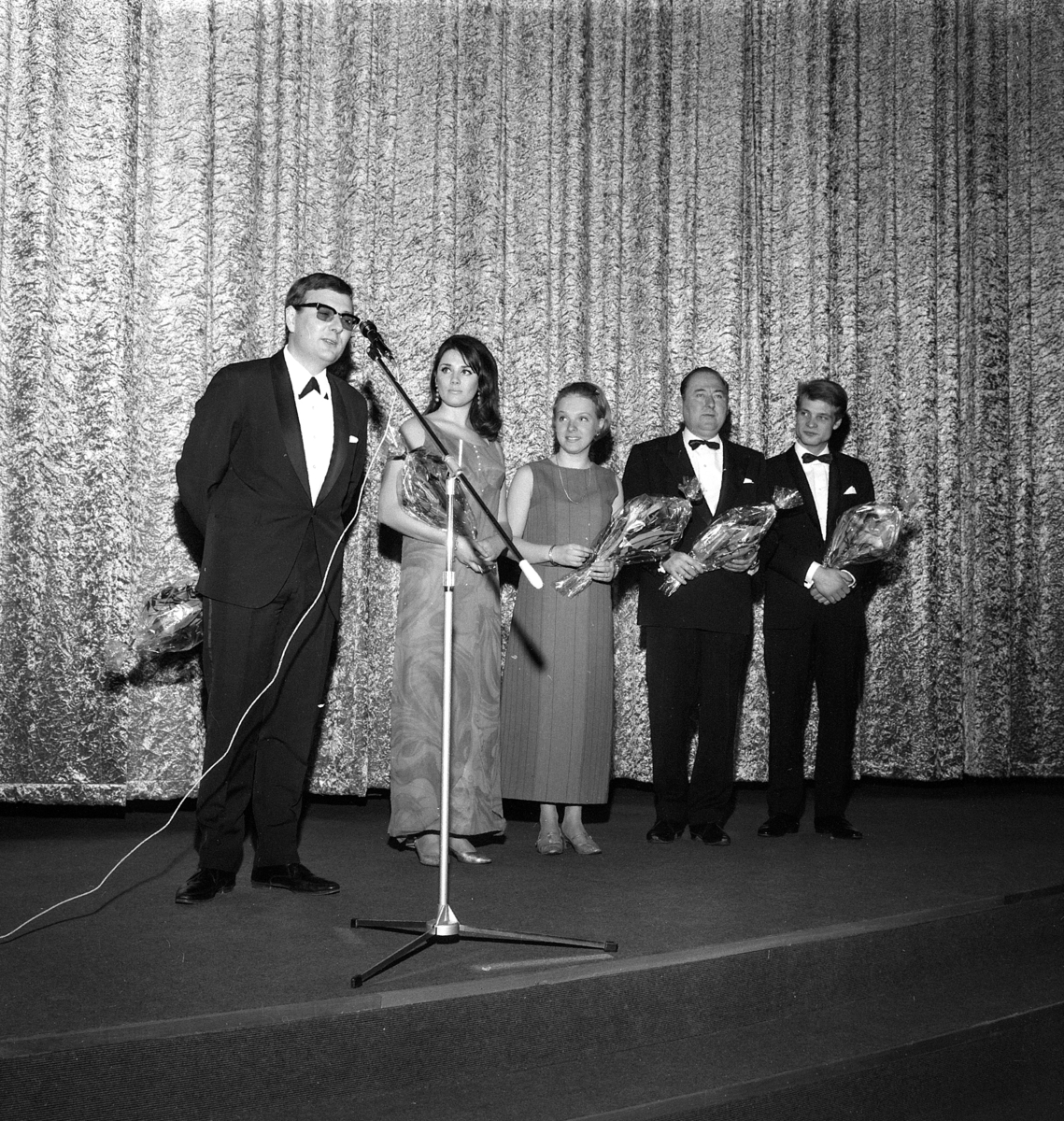 Sagatun kino, Hamar. Åpningsdagen 05.01.1968. Regissør Knut Bohwin ,skuespiller Solfrid Winnie Heier, Wenche Sandnæs, Carsten Byhring, Dag Gard Øyen,blomsteroverrekkelse.