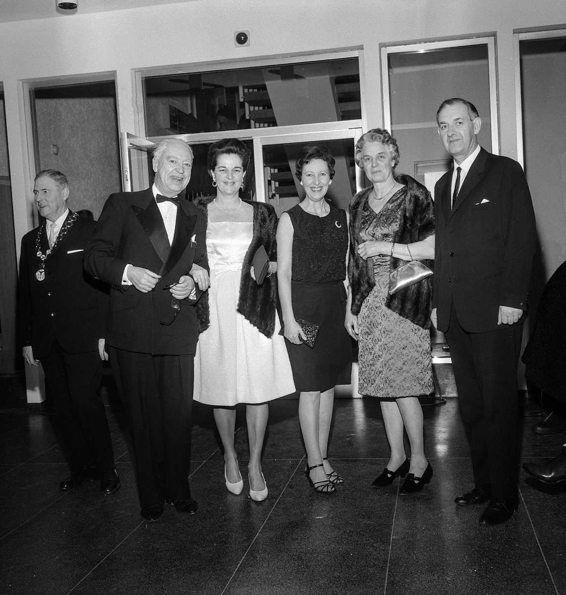 Hamar, Torggata 91, Sagatun kino, åpningsdagen 05.01.1968. Inviterte gjester, helt fra venstre: ordfører Kristian Gundersen, Borger Lenth, ukjent, ukjent, Eva Kløvstad,kinostyrets formann Paul Frilseth og formann i kinoens byggekomite,