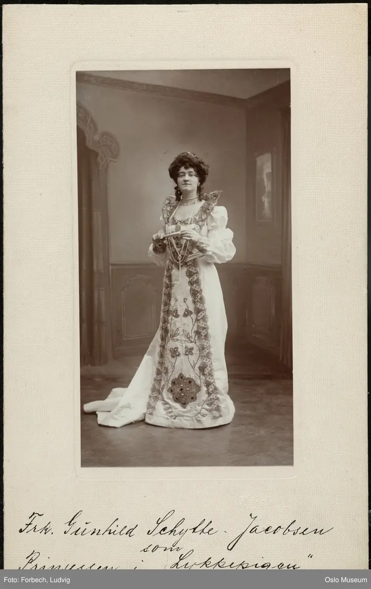 portrett, kvinne, operasangerinne, skuespillerinne, rollebilde, Prinsessen i "Lykkepigen" på Centralteatret, stående helfigur, kostyme