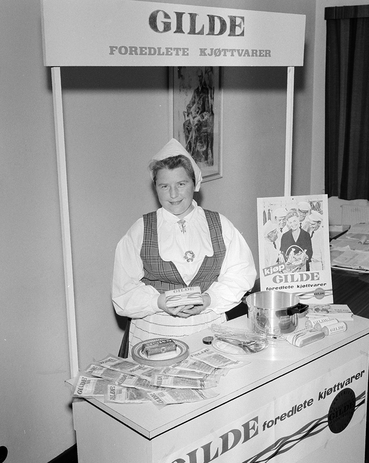 Hamar slakteri, Hed-Opp, Gilde, reklamestand, demonstrasjonstand, kjøttvarer. Kirsten Mikkelsen, bunad,