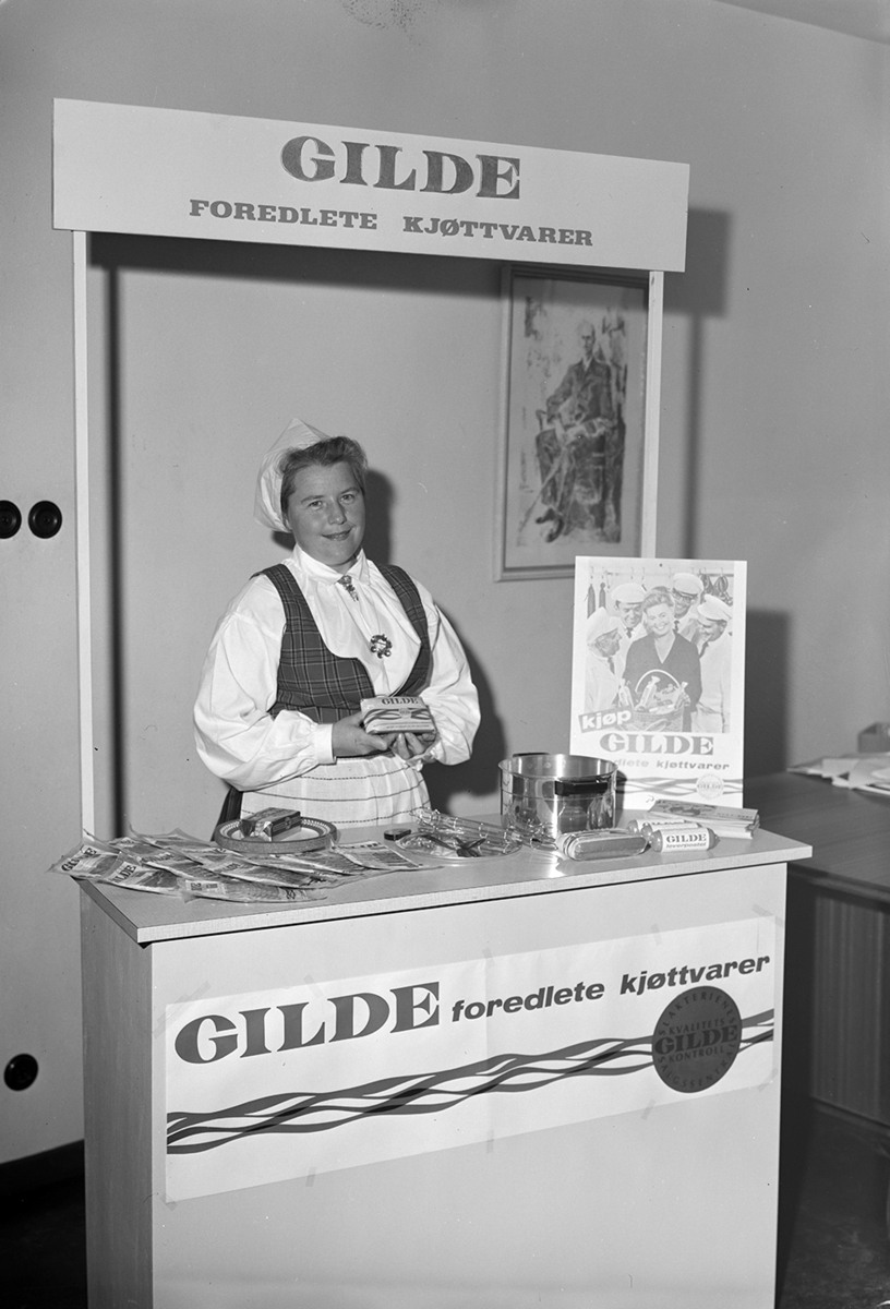 Hamar slakteri, Hed-Opp, Gilde, reklamestand, demonstrasjonstand, kjøttvarer. Kirsten Mikkelsen, bunad,