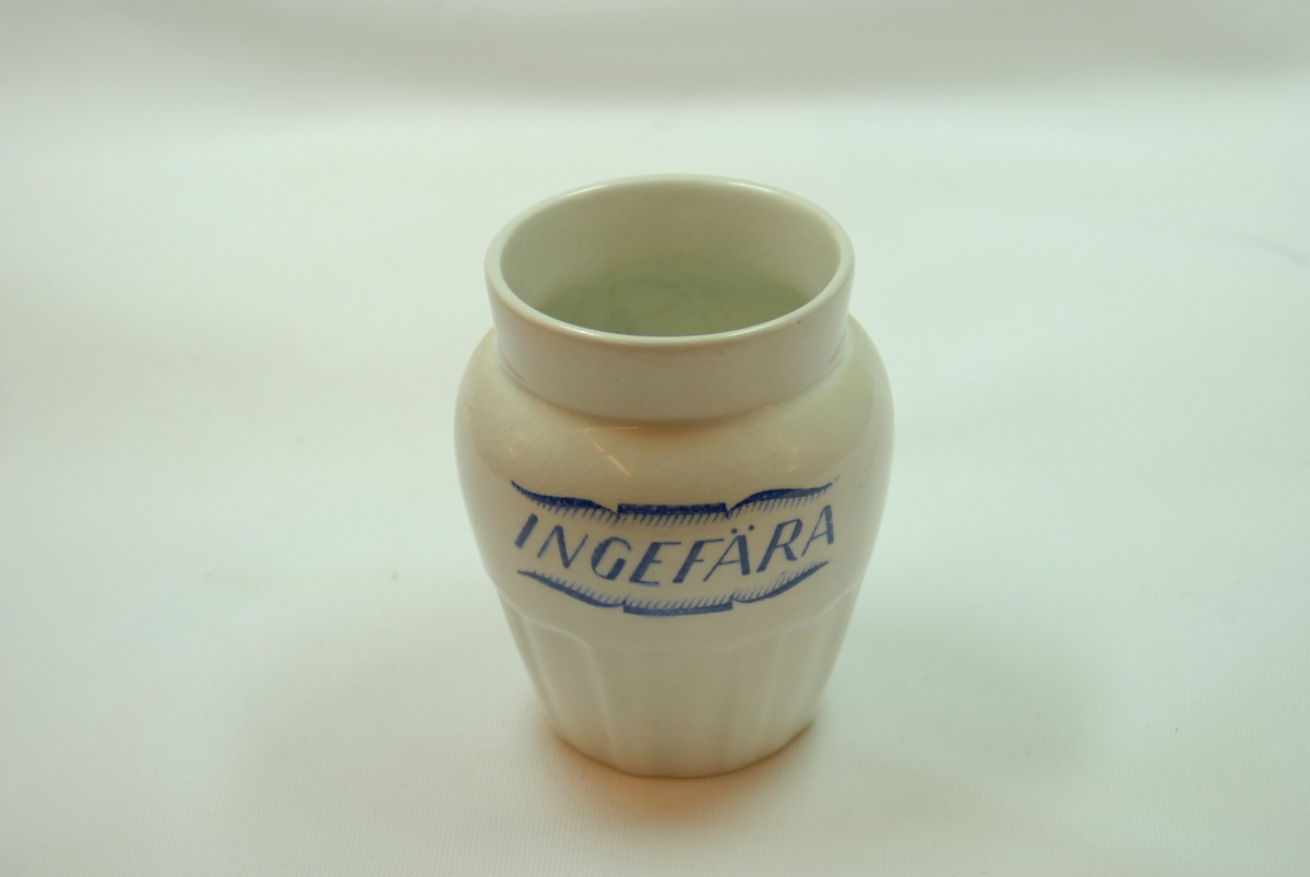 Bokstavar som indikerer innhaldet. Bordar over og under betegnelsen.