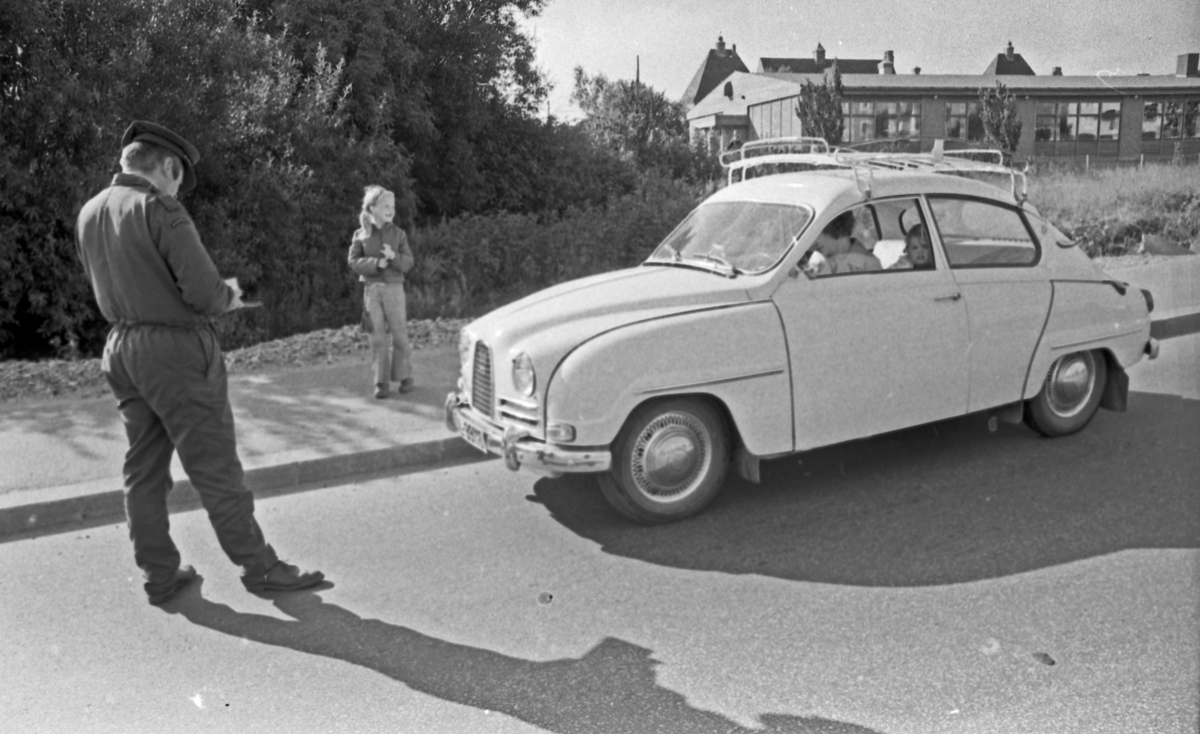 Biltilsynet. Kontroll av biler på veien og inne i verkstedet.