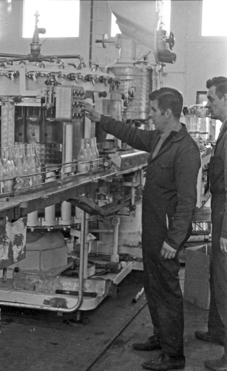 Peko brusfabrikk. Full produksjon av brus i fabrikklokalet.