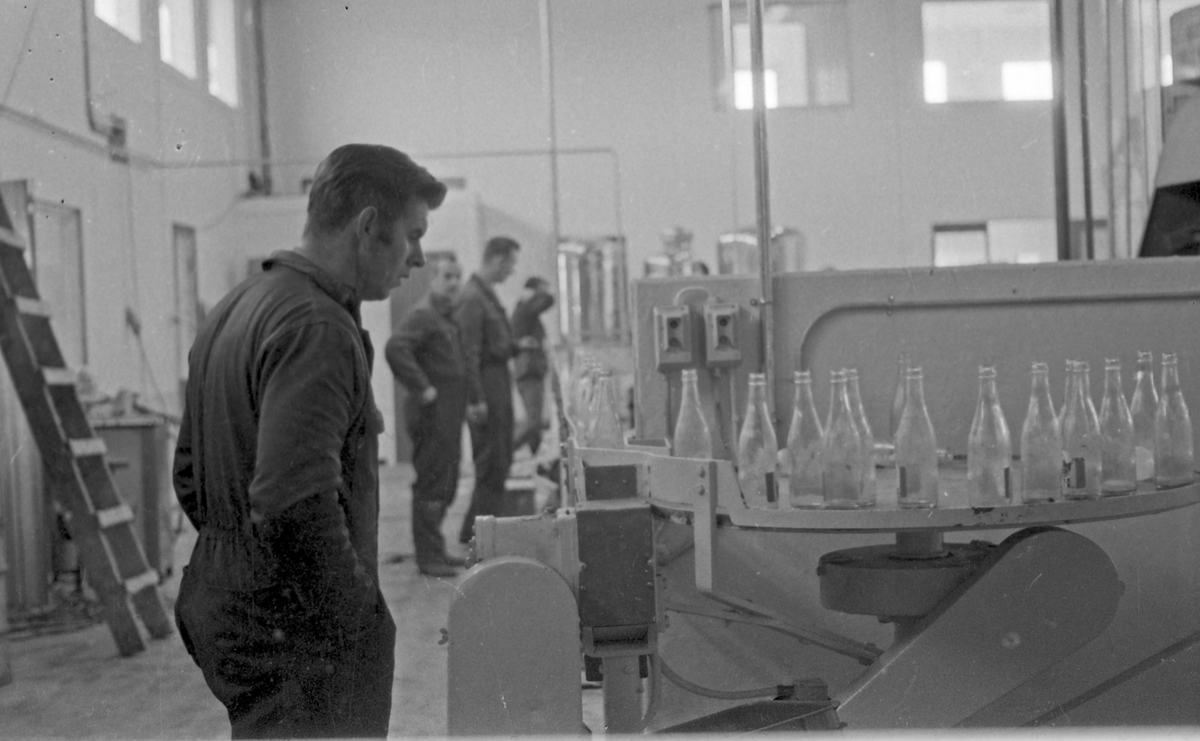 Peko brusfabrikk. Full produksjon av brus i fabrikklokalet.