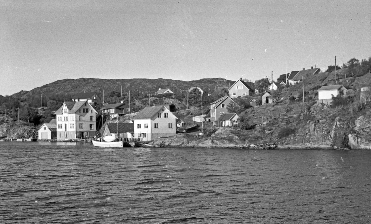 Langs kysten. Valevåg. Ferja ved kai.