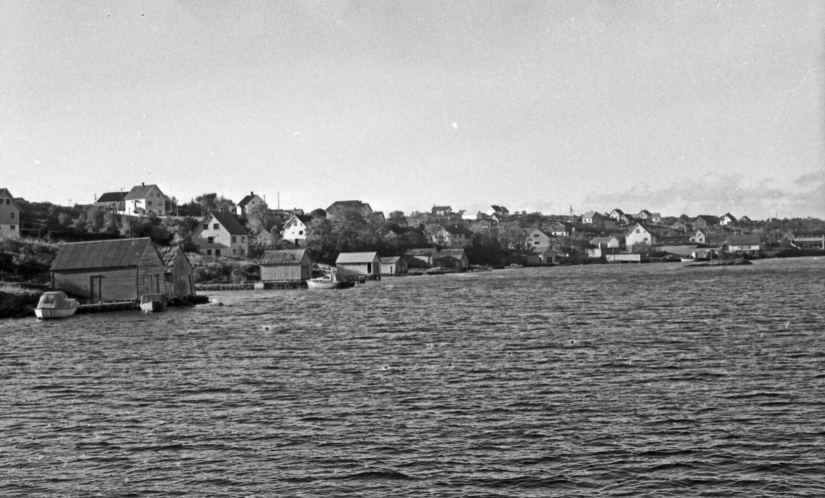 Langs kysten. Valevåg. Ferja ved kai.
