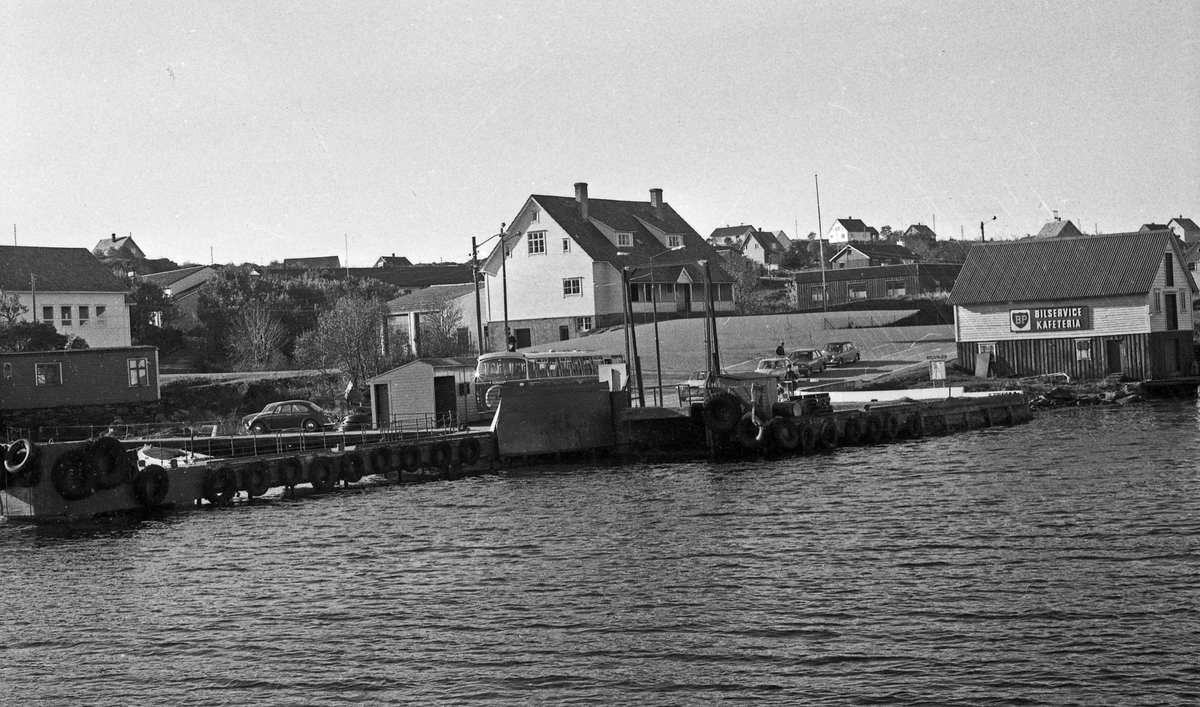 Langs kysten. Valevåg. Ferja ved kai.