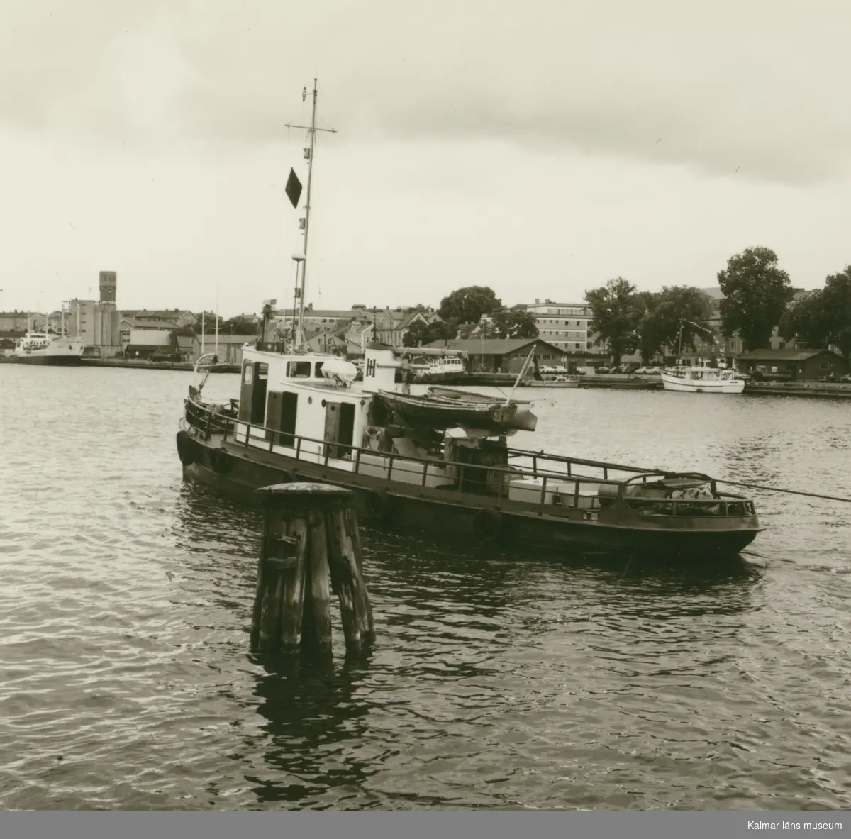 Bogserbåten Trafik, tillhörande Ingemar Hansson, Båtskärsnäs. Drar timmer i Västerviks hamn.