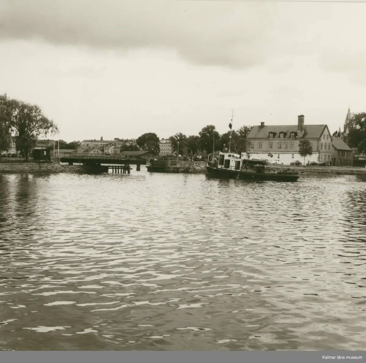 Bogserbåten Trafik, tillhörande Ingemar Hansson, Båtskärsnäs. Drar timmer i Västerviks hamn.