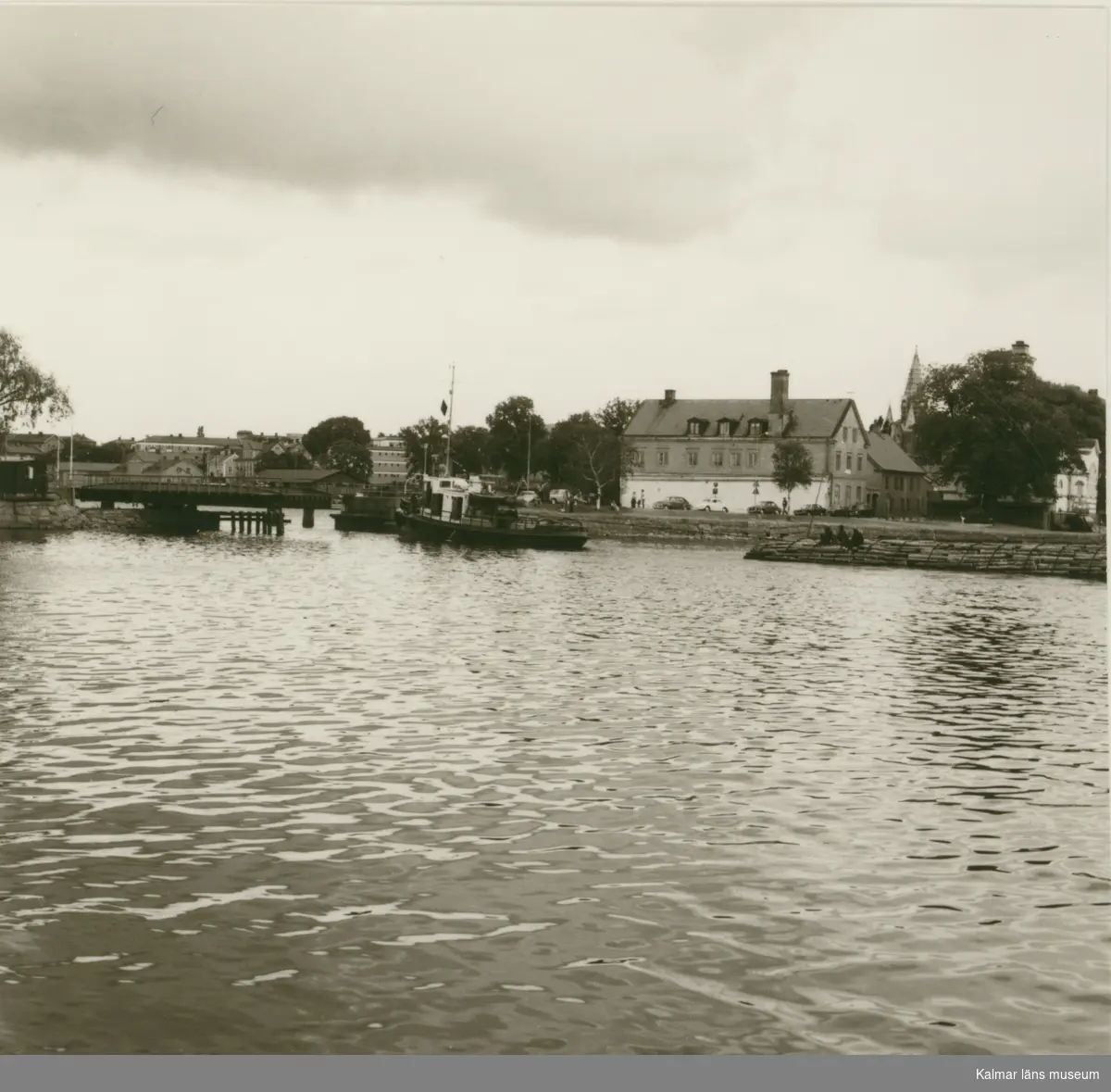 Bogserbåten Trafik tillhörande Ingemar Hansson, Båtskärsnäs. Bogserar timmer i Västerviks hamn.