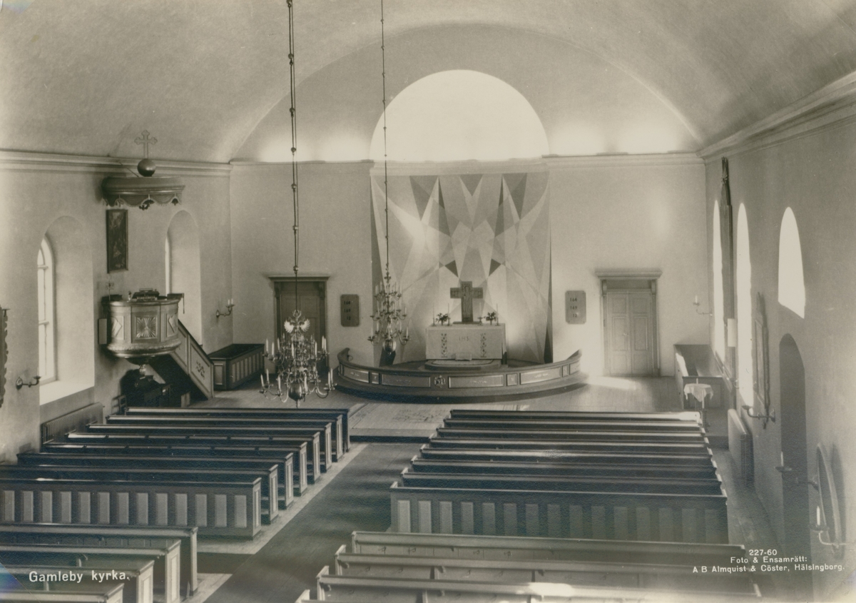 Interiör från långhuset mot altaret i Gamleby kyrka.