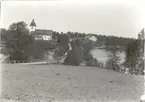 Odlingslandskap i Hjorted, i bakgrunden skymtar kyrkan.