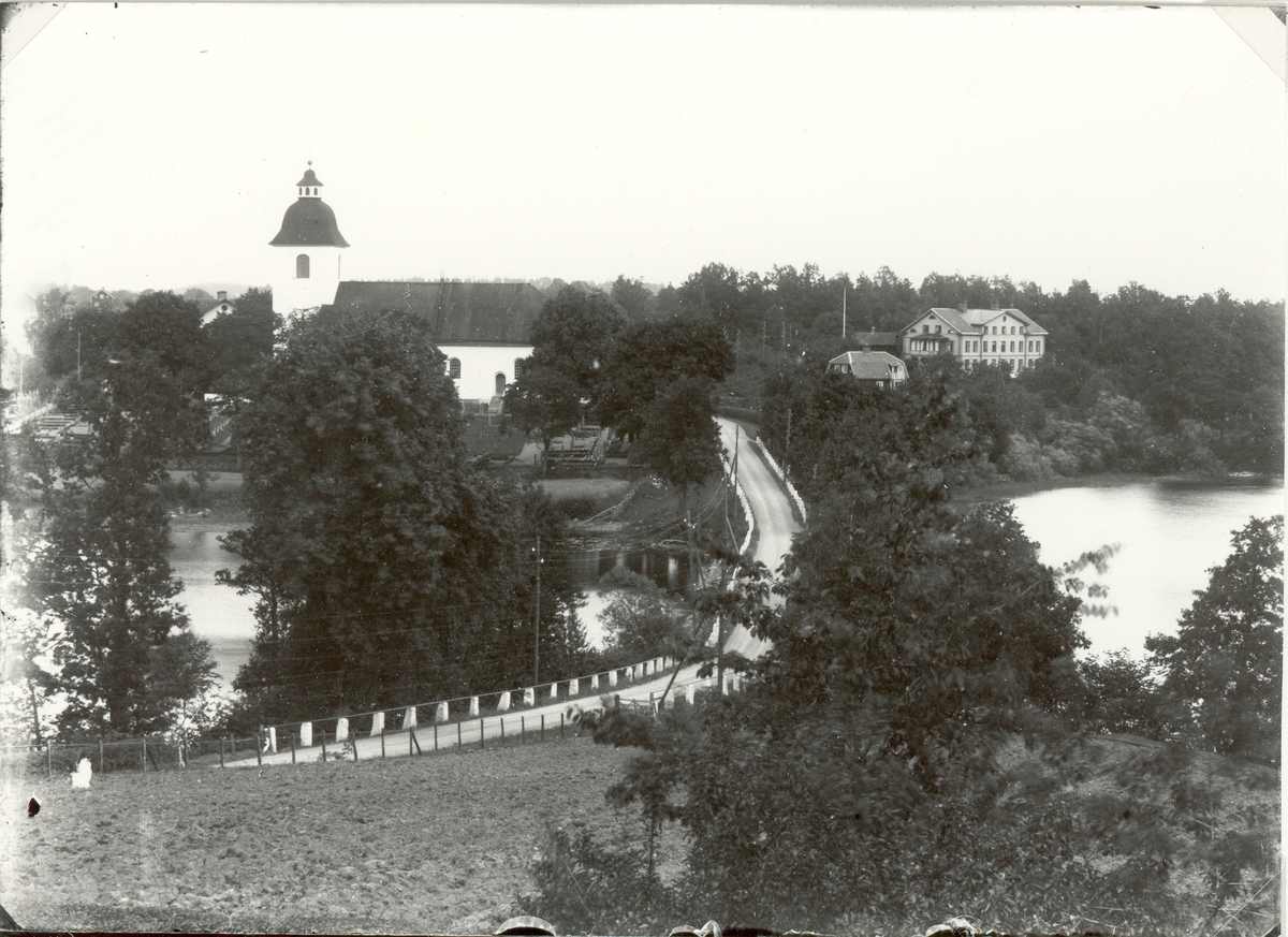 Vy från Hjorted med kyrkan, byggnaden till höger är Hjorteds sjukhem och f.d dövstumskola och sjön Hjorten.