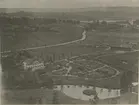 Åby herrgård efter ett foto från 1860. Senare uppfördes det nuvarande stora huset som sedermera blev folkskola.