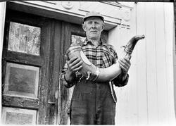 Lars Sødal med det gamle drikkehornet.