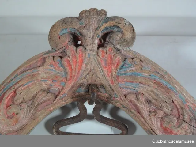 "A 100-161. 62 selatre og høvrel. Arbeid av Klukkstad, Skjaak-Ola, Sev. Gjerstad, Sylfest Skrinde osv. Alle fraa Lom og Skjaak. 30 selatre + 32 høvrel. NB. Desse tre er meste alle av dei eldste typur i Gudr.dalen; some skriv utan tvil fraa fyre reformasjonen". (jf. Katalog for Lom bygdesamling, 1925).
Høvre av bjørk, selvvokst emne med utskåret krone. 1 tømmering mangler, 1 tømmering av jern med 5 cm. lang hals ført gjennom treet til høvreundersiden. Herfra har feste for seleball (selepute) tidligere fortsatt i forlenging av halsen. Fester for seleballer har seinere blitt avfilt i nivå med høvreundersiden. Høvren har ingen hull for annen type seleballfeste. Jernfeste for ryggreim, midt på fremsiden, festet til øyeformet krok slik den er bevegelig. U-formet krok/hempe midt på baksiden, bruk uviss, har muligvis vært brukt til bjelleoppheng. Fester av jern med dekor for oppholdsreimer.
DEKOR. Utskåret krone, skåret akantusmotiv og profilerte kanter malt i blått, oransje opp på skurddekor og rød som bunnfarge. Eldste/underste malingslag på skurddekoren ser ut til å ha vært oransje, yngste blått. Smijernsdekor, små rosetter med 6 blader, på fester for oppholdsreimer. Høvret har en fyldig akantus som man kan se det i akantusskurden i perioden 1750-1800, rokokkoinspirerte stengelstubber med bladtunger og bladformer uten stengel. Den liljeformede krone på høvret er et stilelement som Ola Iverson Bræk, 1749-1833, ofte brukte på skapene sine. Malingsbruken med sterkere rød/oransje og blå farge tilhører det tidlige 1800-tallet. 
BRUK. Høvre og bogtre hører sammen. De utgjør de primære festeanordningene for seletøyet og medvirker til å fordele trekkbelastningen på en hensiktsmessig måte. Høvren er plassert fremme over ryggen på hesten. Den har huller eller ringer som tømmene blir ført igjennom og er i tillegg festepunkt for rygg- og bære-/oppholdsreimer. Bærereimene går videre nedover og er koplet til draget/skåken.
Bogtrærne er festet til hverandre over nakken med en nakkereim og rundt brystet med en brystreim. Midt på treet er det hull for feste av dråtten. Dråtten, en 6-7 cm. bred, stiv lærreim, blir i motsatt ende festet til draget/skåken.