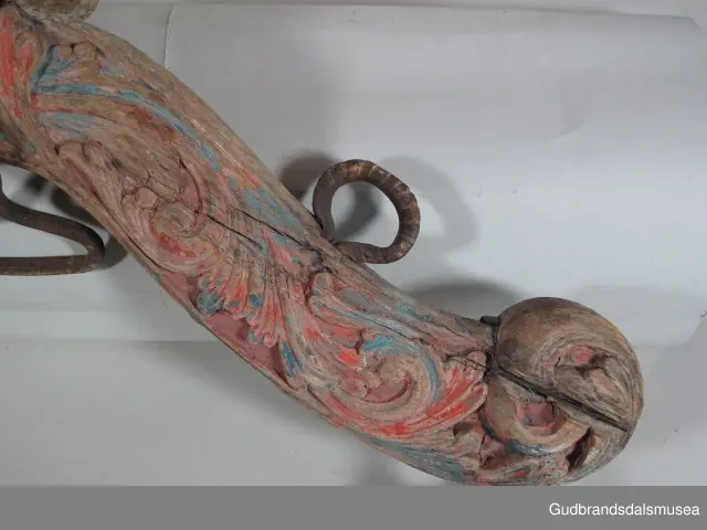 "A 100-161. 62 selatre og høvrel. Arbeid av Klukkstad, Skjaak-Ola, Sev. Gjerstad, Sylfest Skrinde osv. Alle fraa Lom og Skjaak. 30 selatre + 32 høvrel. NB. Desse tre er meste alle av dei eldste typur i Gudr.dalen; some skriv utan tvil fraa fyre reformasjonen". (jf. Katalog for Lom bygdesamling, 1925).
Høvre av bjørk, selvvokst emne med utskåret krone. 1 tømmering mangler, 1 tømmering av jern med 5 cm. lang hals ført gjennom treet til høvreundersiden. Herfra har feste for seleball (selepute) tidligere fortsatt i forlenging av halsen. Fester for seleballer har seinere blitt avfilt i nivå med høvreundersiden. Høvren har ingen hull for annen type seleballfeste. Jernfeste for ryggreim, midt på fremsiden, festet til øyeformet krok slik den er bevegelig. U-formet krok/hempe midt på baksiden, bruk uviss, har muligvis vært brukt til bjelleoppheng. Fester av jern med dekor for oppholdsreimer.
DEKOR. Utskåret krone, skåret akantusmotiv og profilerte kanter malt i blått, oransje opp på skurddekor og rød som bunnfarge. Eldste/underste malingslag på skurddekoren ser ut til å ha vært oransje, yngste blått. Smijernsdekor, små rosetter med 6 blader, på fester for oppholdsreimer. Høvret har en fyldig akantus som man kan se det i akantusskurden i perioden 1750-1800, rokokkoinspirerte stengelstubber med bladtunger og bladformer uten stengel. Den liljeformede krone på høvret er et stilelement som Ola Iverson Bræk, 1749-1833, ofte brukte på skapene sine. Malingsbruken med sterkere rød/oransje og blå farge tilhører det tidlige 1800-tallet. 
BRUK. Høvre og bogtre hører sammen. De utgjør de primære festeanordningene for seletøyet og medvirker til å fordele trekkbelastningen på en hensiktsmessig måte. Høvren er plassert fremme over ryggen på hesten. Den har huller eller ringer som tømmene blir ført igjennom og er i tillegg festepunkt for rygg- og bære-/oppholdsreimer. Bærereimene går videre nedover og er koplet til draget/skåken.
Bogtrærne er festet til hverandre over nakken med en nakkereim og rundt brystet med en brystreim. Midt på treet er det hull for feste av dråtten. Dråtten, en 6-7 cm. bred, stiv lærreim, blir i motsatt ende festet til draget/skåken.