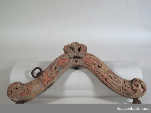 "A 100-161. 62 selatre og høvrel. Arbeid av Klukkstad, Skjaak-Ola, Sev. Gjerstad, Sylfest Skrinde osv. Alle fraa Lom og Skjaak. 30 selatre + 32 høvrel. NB. Desse tre er meste alle av dei eldste typur i Gudr.dalen; some skriv utan tvil fraa fyre reformasjonen". (jf. Katalog for Lom bygdesamling, 1925).
Høvre av bjørk, selvvokst emne med utskåret krone. 1 tømmering mangler, 1 tømmering av jern med 5 cm. lang hals ført gjennom treet til høvreundersiden. Herfra har feste for seleball (selepute) tidligere fortsatt i forlenging av halsen. Fester for seleballer har seinere blitt avfilt i nivå med høvreundersiden. Høvren har ingen hull for annen type seleballfeste. Jernfeste for ryggreim, midt på fremsiden, festet til øyeformet krok slik den er bevegelig. U-formet krok/hempe midt på baksiden, bruk uviss, har muligvis vært brukt til bjelleoppheng. Fester av jern med dekor for oppholdsreimer.
DEKOR. Utskåret krone, skåret akantusmotiv og profilerte kanter malt i blått, oransje opp på skurddekor og rød som bunnfarge. Eldste/underste malingslag på skurddekoren ser ut til å ha vært oransje, yngste blått. Smijernsdekor, små rosetter med 6 blader, på fester for oppholdsreimer. Høvret har en fyldig akantus som man kan se det i akantusskurden i perioden 1750-1800, rokokkoinspirerte stengelstubber med bladtunger og bladformer uten stengel. Den liljeformede krone på høvret er et stilelement som Ola Iverson Bræk, 1749-1833, ofte brukte på skapene sine. Malingsbruken med sterkere rød/oransje og blå farge tilhører det tidlige 1800-tallet. 
BRUK. Høvre og bogtre hører sammen. De utgjør de primære festeanordningene for seletøyet og medvirker til å fordele trekkbelastningen på en hensiktsmessig måte. Høvren er plassert fremme over ryggen på hesten. Den har huller eller ringer som tømmene blir ført igjennom og er i tillegg festepunkt for rygg- og bære-/oppholdsreimer. Bærereimene går videre nedover og er koplet til draget/skåken.
Bogtrærne er festet til hverandre over nakken med en nakkereim og rundt brystet med en brystreim. Midt på treet er det hull for feste av dråtten. Dråtten, en 6-7 cm. bred, stiv lærreim, blir i motsatt ende festet til draget/skåken.