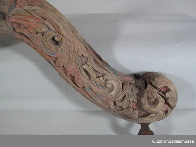 "A 100-161. 62 selatre og høvrel. Arbeid av Klukkstad, Skjaak-Ola, Sev. Gjerstad, Sylfest Skrinde osv. Alle fraa Lom og Skjaak. 30 selatre + 32 høvrel. NB. Desse tre er meste alle av dei eldste typur i Gudr.dalen; some skriv utan tvil fraa fyre reformasjonen". (jf. Katalog for Lom bygdesamling, 1925).
Høvre av bjørk, selvvokst emne med utskåret krone. 1 tømmering mangler, 1 tømmering av jern med 5 cm. lang hals ført gjennom treet til høvreundersiden. Herfra har feste for seleball (selepute) tidligere fortsatt i forlenging av halsen. Fester for seleballer har seinere blitt avfilt i nivå med høvreundersiden. Høvren har ingen hull for annen type seleballfeste. Jernfeste for ryggreim, midt på fremsiden, festet til øyeformet krok slik den er bevegelig. U-formet krok/hempe midt på baksiden, bruk uviss, har muligvis vært brukt til bjelleoppheng. Fester av jern med dekor for oppholdsreimer.
DEKOR. Utskåret krone, skåret akantusmotiv og profilerte kanter malt i blått, oransje opp på skurddekor og rød som bunnfarge. Eldste/underste malingslag på skurddekoren ser ut til å ha vært oransje, yngste blått. Smijernsdekor, små rosetter med 6 blader, på fester for oppholdsreimer. Høvret har en fyldig akantus som man kan se det i akantusskurden i perioden 1750-1800, rokokkoinspirerte stengelstubber med bladtunger og bladformer uten stengel. Den liljeformede krone på høvret er et stilelement som Ola Iverson Bræk, 1749-1833, ofte brukte på skapene sine. Malingsbruken med sterkere rød/oransje og blå farge tilhører det tidlige 1800-tallet. 
BRUK. Høvre og bogtre hører sammen. De utgjør de primære festeanordningene for seletøyet og medvirker til å fordele trekkbelastningen på en hensiktsmessig måte. Høvren er plassert fremme over ryggen på hesten. Den har huller eller ringer som tømmene blir ført igjennom og er i tillegg festepunkt for rygg- og bære-/oppholdsreimer. Bærereimene går videre nedover og er koplet til draget/skåken.
Bogtrærne er festet til hverandre over nakken med en nakkereim og rundt brystet med en brystreim. Midt på treet er det hull for feste av dråtten. Dråtten, en 6-7 cm. bred, stiv lærreim, blir i motsatt ende festet til draget/skåken.