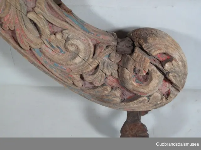 "A 100-161. 62 selatre og høvrel. Arbeid av Klukkstad, Skjaak-Ola, Sev. Gjerstad, Sylfest Skrinde osv. Alle fraa Lom og Skjaak. 30 selatre + 32 høvrel. NB. Desse tre er meste alle av dei eldste typur i Gudr.dalen; some skriv utan tvil fraa fyre reformasjonen". (jf. Katalog for Lom bygdesamling, 1925).
Høvre av bjørk, selvvokst emne med utskåret krone. 1 tømmering mangler, 1 tømmering av jern med 5 cm. lang hals ført gjennom treet til høvreundersiden. Herfra har feste for seleball (selepute) tidligere fortsatt i forlenging av halsen. Fester for seleballer har seinere blitt avfilt i nivå med høvreundersiden. Høvren har ingen hull for annen type seleballfeste. Jernfeste for ryggreim, midt på fremsiden, festet til øyeformet krok slik den er bevegelig. U-formet krok/hempe midt på baksiden, bruk uviss, har muligvis vært brukt til bjelleoppheng. Fester av jern med dekor for oppholdsreimer.
DEKOR. Utskåret krone, skåret akantusmotiv og profilerte kanter malt i blått, oransje opp på skurddekor og rød som bunnfarge. Eldste/underste malingslag på skurddekoren ser ut til å ha vært oransje, yngste blått. Smijernsdekor, små rosetter med 6 blader, på fester for oppholdsreimer. Høvret har en fyldig akantus som man kan se det i akantusskurden i perioden 1750-1800, rokokkoinspirerte stengelstubber med bladtunger og bladformer uten stengel. Den liljeformede krone på høvret er et stilelement som Ola Iverson Bræk, 1749-1833, ofte brukte på skapene sine. Malingsbruken med sterkere rød/oransje og blå farge tilhører det tidlige 1800-tallet. 
BRUK. Høvre og bogtre hører sammen. De utgjør de primære festeanordningene for seletøyet og medvirker til å fordele trekkbelastningen på en hensiktsmessig måte. Høvren er plassert fremme over ryggen på hesten. Den har huller eller ringer som tømmene blir ført igjennom og er i tillegg festepunkt for rygg- og bære-/oppholdsreimer. Bærereimene går videre nedover og er koplet til draget/skåken.
Bogtrærne er festet til hverandre over nakken med en nakkereim og rundt brystet med en brystreim. Midt på treet er det hull for feste av dråtten. Dråtten, en 6-7 cm. bred, stiv lærreim, blir i motsatt ende festet til draget/skåken.