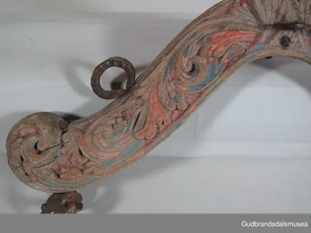 "A 100-161. 62 selatre og høvrel. Arbeid av Klukkstad, Skjaak-Ola, Sev. Gjerstad, Sylfest Skrinde osv. Alle fraa Lom og Skjaak. 30 selatre + 32 høvrel. NB. Desse tre er meste alle av dei eldste typur i Gudr.dalen; some skriv utan tvil fraa fyre reformasjonen". (jf. Katalog for Lom bygdesamling, 1925).
Høvre av bjørk, selvvokst emne med utskåret krone. 1 tømmering mangler, 1 tømmering av jern med 5 cm. lang hals ført gjennom treet til høvreundersiden. Herfra har feste for seleball (selepute) tidligere fortsatt i forlenging av halsen. Fester for seleballer har seinere blitt avfilt i nivå med høvreundersiden. Høvren har ingen hull for annen type seleballfeste. Jernfeste for ryggreim, midt på fremsiden, festet til øyeformet krok slik den er bevegelig. U-formet krok/hempe midt på baksiden, bruk uviss, har muligvis vært brukt til bjelleoppheng. Fester av jern med dekor for oppholdsreimer.
DEKOR. Utskåret krone, skåret akantusmotiv og profilerte kanter malt i blått, oransje opp på skurddekor og rød som bunnfarge. Eldste/underste malingslag på skurddekoren ser ut til å ha vært oransje, yngste blått. Smijernsdekor, små rosetter med 6 blader, på fester for oppholdsreimer. Høvret har en fyldig akantus som man kan se det i akantusskurden i perioden 1750-1800, rokokkoinspirerte stengelstubber med bladtunger og bladformer uten stengel. Den liljeformede krone på høvret er et stilelement som Ola Iverson Bræk, 1749-1833, ofte brukte på skapene sine. Malingsbruken med sterkere rød/oransje og blå farge tilhører det tidlige 1800-tallet. 
BRUK. Høvre og bogtre hører sammen. De utgjør de primære festeanordningene for seletøyet og medvirker til å fordele trekkbelastningen på en hensiktsmessig måte. Høvren er plassert fremme over ryggen på hesten. Den har huller eller ringer som tømmene blir ført igjennom og er i tillegg festepunkt for rygg- og bære-/oppholdsreimer. Bærereimene går videre nedover og er koplet til draget/skåken.
Bogtrærne er festet til hverandre over nakken med en nakkereim og rundt brystet med en brystreim. Midt på treet er det hull for feste av dråtten. Dråtten, en 6-7 cm. bred, stiv lærreim, blir i motsatt ende festet til draget/skåken.